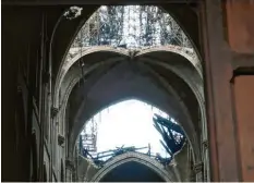  ?? Foto: Christophe Petit Tesson, afp ?? Wo am Montag noch ein jahrhunder­tealter Dachstuhl die Kathedrale Notre-Dame schützte, klafft nun ein riesiges Loch.