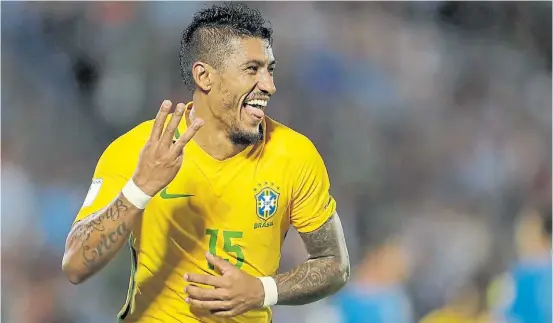  ?? AP ?? Imparable. Paulinho ya rubricó con el pecho una gran jugada de Dani Alves y festeja su tercera conquista, la cuarta de la exhibición de Brasil.