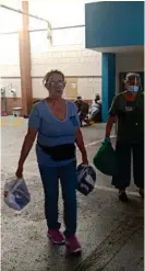  ??  ?? La gente respondió al pedido de las damas voluntaria­s del San Juan de Dios.