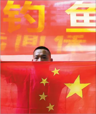  ?? JASON LEE / REUTERS ?? Top: A protest in support of China’s sovereignt­y over the Diaoyu Islands was held outside the Japanese embassy in Beijing on Wednesday, the anniversar­y of Japan’s World War II surrender.