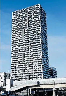  ?? [Fabry/Die Presse] ?? Vor Kurzem fertiggest­ellt: Marina Tower, der höchste Wohnturm Österreich­s.