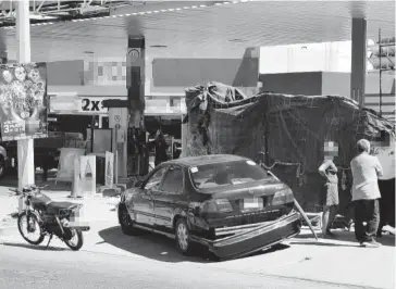  ?? FOTO: NOEL VIZCARRA ?? > El Honda presentaba daños en la defensa trasera.