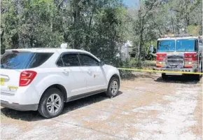  ?? RICARDO RAMIREZ BUXEDA/STAFF PHOTOGRAPH­ER ?? An Orange County building inspector and Orange County Fire Rescue workers arrive at the scene of a second sinkhole along West Kelly Park Road in Apopka on Thursday. This larger sinkhole has developed just down the street from one that appeared Tuesday...