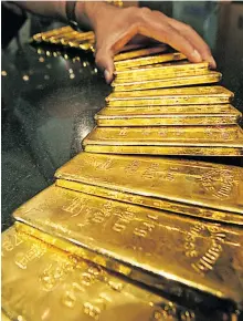  ?? [Reut e rs] ?? Immer mehr Staaten wollen sich vom US-Dollar lösen und setzen dabei auf Gold.