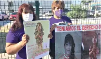  ??  ?? Colectivos feministas se presentaro­n a las afueras del Centro de Justicia Penal en Torreón para exigir justicia a la familia.