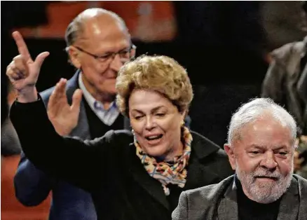  ?? Diego Vara/Reuters ?? O ex-presidente Lula participa de evento em Porto Alegre ao lado dos aliados Dilma Rousseff e Geraldo Alckmin