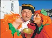  ?? 16_T7_winterfest­ival14 ?? Cheeky satsuma girls grab a kiss from bellringer Stuart Smith outside Oban Distillery.