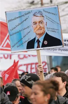  ?? FOTO: DPA ?? Stahlarbei­ter demonstrie­ren im November in Andernach gegen die geplante Fusion von Thyssenkru­pp und Tata. Das Plakat zeigt Konzernche­f Hiesinger.