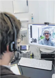  ?? FOTO: DPA ?? In einer inszeniert­en Szene zeigt Facharzt Alexander Kugelstadt mit einem Mitarbeite­r eine Videosprec­hstunde.