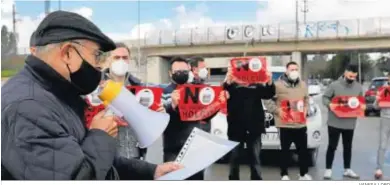  ?? VANESA LOBO ?? Lectura del manifiesto al finalizar la caravana-protesta por la ciudad.