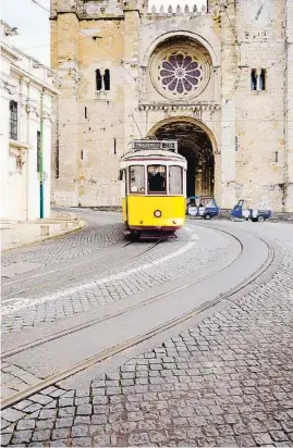  ??  ?? El tranvía Tram 28 pasa por la catedral de Sé, en el casco antiguo de Lisboa.