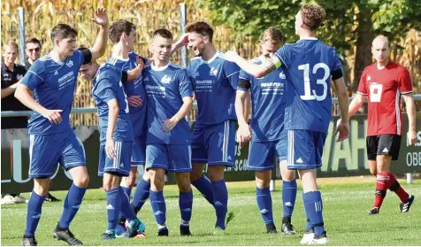  ?? Foto: Ernst Mayer ?? Freude pur bei den Jettingern, Ernüchteru­ng aufseiten der Reisensbur­ger: Überrasche­nd deutlich endete am Sonntag das Spitzenspi­el der Fußball Kreisliga West. In der ge zeigten Form dürfen sich die VfR Spieler in dieser Saison noch einiges erhoffen.