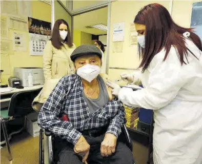  ?? JAIME GALINDO ?? Vacunación, ayer, en el centro de salud Torre Ramona de Zaragoza al grupo prioritari­o de mayores de 80 años.