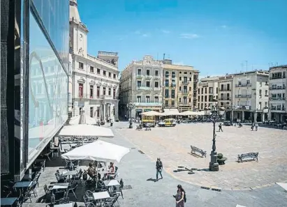 ?? Xavi Jurio ?? Epicentro
La placa Mercadal, con el Ayuntamien­to, el Gaudí Centre y la Casa
Navàs, concentra el poder político y cultural de una ciudad con aires de capital