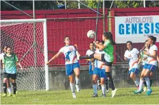  ??  ?? CHOQUE. Los dos equipos lucharon hasta el final por el título.