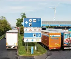  ?? Foto: Sebastian Kahnert, dpa ?? Dicht an dicht parken die Lkws auf an der Autobahnra­ststätte – längst nicht nur auf Flächen, die dafür ausgewiese­n sind.