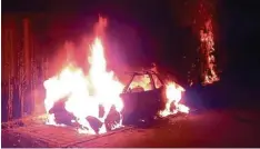  ?? Foto: Martin Koller ?? In Lauingen ist in der Nacht auf Montag ein Auto völlig ausgebrann­t. Die Feuerwehr war mit zwölf Mann im Einsatz.