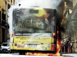  ??  ?? Il bus aveva sul retro la pubblicità del Giudizio Universale