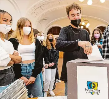  ?? Foto: ČTK ?? Volby nanečisto Studentské volby se letos konaly mimo jiné i na teplickém gymnáziu. Výsledek se od skutečných preferencí hodně odlišoval. Ve studentský­ch volbách totiž s přehledem zvítězili Piráti a Starostové.