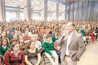  ?? /CORTESÍA GOBIERNO ?? MOS otorga cerca de 8 mil becas para que niñas y niños de nivel básico continúen su formación sin obstáculos económicos