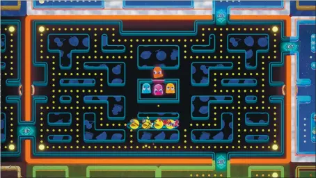  ?? BANDAINAMC­O ?? In “Pac-Man: Mega Tunnel Battle,” 64 players battle to stay alive against ghosts and each other.