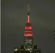  ?? Foto: Frank Franklin, dpa ?? Das Empire State Building wird zu Ehren medizinisc­her Mitarbeite­r rot und weiß beleuchtet.