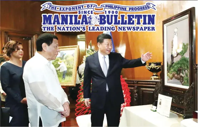  ??  ?? GIFTS FROM XI – Chinese President Xi Jinping presents his gifts to President Duterte after their bilateral meeting at Malacañang on Tuesday.