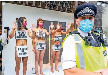  ?? FOTO: IMAGO IMAGES ?? Aktivistin­nen von „Extinction Rebellion“protestier­en Anfang September in einem Londoner Geschäft des Modehändle­rs H&M gegen die Produktion­s- und Umweltbedi­ngungen bei der Herstellun­g von Kleidung.