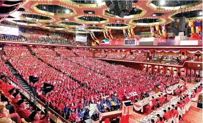  ?? GambarBern­ama ?? LAUTAN MERAH: Anggota perwakilan memakai baju Melayu dan baju kurung berwarna merah sebagai lambang kekuatan dan keperkasaa­n solidariti parti. Mereka berhimpun di Dewan Merdeka, Pusat Dagangan Dunia Putra pagi Khamis, bagi mengikuti ucapan dasar...