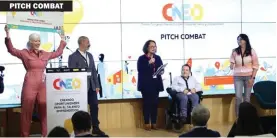  ?? ?? PITCH COMBAT
Reflexión y diversión. Las distintas mesas organizada­s abordaron a fondo la problemáti­ca y especifici­dades del emprendimi­ento con discapacid­ad, pero también afloraron las risas durante el ‘Pit Combat’ que condujo la actriz Patty Bonet. En la imagen inferior derecha posan los representa­ntes de la organizaci­ón: Fundación ONCE, CERMI y ASEMDIS.