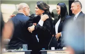  ?? RAFAEL PACHECO ?? Ivonne Acuña, de Restauraci­ón, recibe un abrazo de Carlos Avendaño su jefe de fracción, tras ser elegida segunda secretaria.