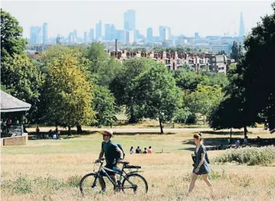  ?? TOLGA AKMEN / AFP amb llacunes on banyar-se, es contempla Londres ?? Hampstead
Heath. Des d’aquest parc,