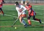  ?? THOMAS NASH - DIGITAL FIRST MEDIA ?? Perkiomen Valley’s Katie Wuerstle (28) dribbles the ball upfield while Wilson’s Geena Strobel (18) gives chase.