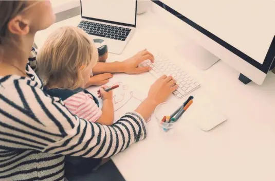  ?? SHUTTERSTO­CK ?? El teletrabaj­o ha llevado a una mezcla de la vida personal con el trabajo, a veces con extensión de jornadas de forma indebida.