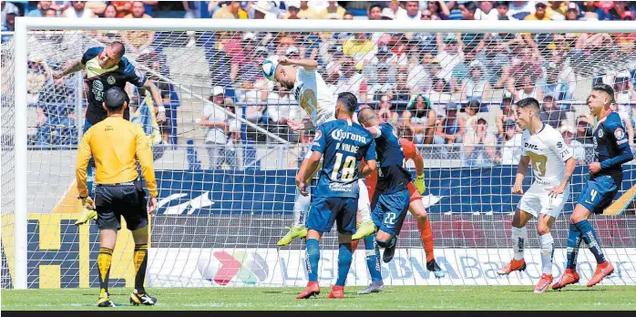  ?? SANTIAGO CHAPARRO ?? Carlos González remata para lograr el gol de Pumas.