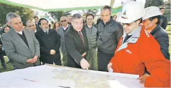  ??  ?? Hernán Rodríguez, Gerente General de CMPC; Hugo Inostroza, Alcalde de Nacimiento; Luis Felipe Gazitúa, Presidente de CMPC y Luis Felipe Vigorena, Subgerente de Ingeniería de CMPC Celulosa.