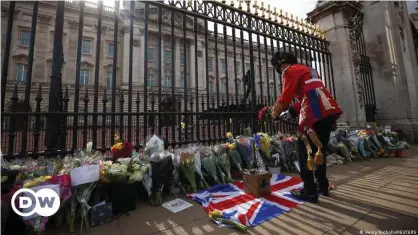  ??  ?? Trauerbeku­ndungen vor dem Buckingham Palace