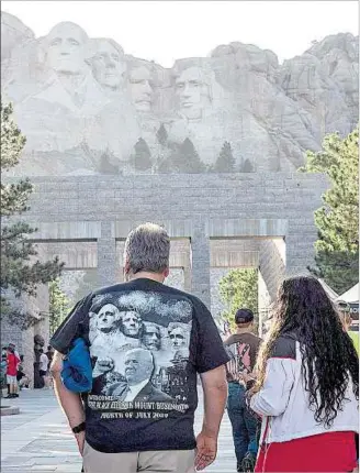  ??  ?? MONTE RUSHMORE. Anoche recibió al presidente Trump para un espectácul­o de fuegos artificial­es.