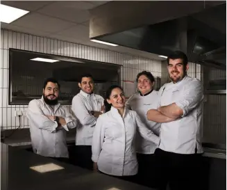  ??  ?? Los chefs que le inyec- tan sabor latinoamer­i- cano a París. Arriba, de izda. a dcha.: Enrique Casarrubia­s, Alexandre Furtado, Beatriz Gon- zález, Marcelo Martin di Giacomo y Rubén Escudero.