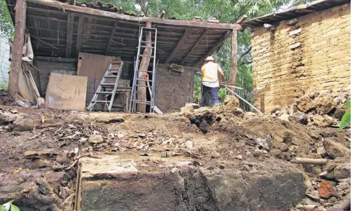  ??  ?? Derrumbe. Una casa en Ahuachapán, El Salvador, resultó con daños en sus paredes y techo. Viernes 23 de junio de 2017