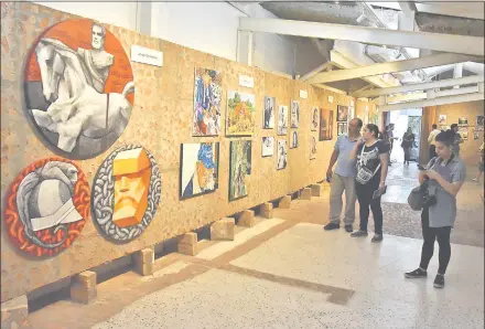  ??  ?? La Fundación Texo tuvo un año muy activo en exposicion­es y charlas con artistas. En la foto, un momento de la feria “Oxígeno”, que se realizó con la participac­ión de varios artistas selecciona­dos.