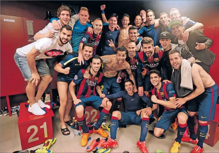  ??  ?? Los jugadores del Barça celebraron con esta fotografía su excelente actuación ante el Bayern de Munich