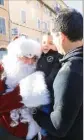  ??  ?? Invité par la Fédération du commerce seynois, le Père Noël a eu beaucoup de succès hier matin devant des minots souvent impression­nés.