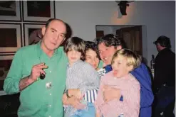  ?? Deborah Fuller 1992 ?? Gonzo journalist Hunter S. Thompson (left) with the Wenner family during Christmas 1992 at Red Mountain in Aspen, Colo.