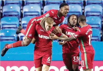  ??  ?? Central Alfie Mawson (n.º 6) fez o primeiro golo após um passe de Sanches