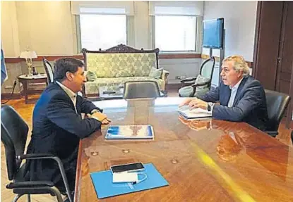  ?? (GOBIERNO DE CÓRDOBA) ?? Reunión. Daniel Arroyo, a la derecha, y Juan Carlos Massei, a la izquierda, ayer en Buenos Aires.