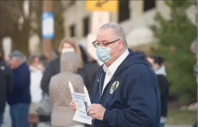  ?? H John Voorhees III / Hearst Connecticu­t Media ?? Frank Salvatore Jr. holds a sign and candles in honor of his mother, Carole Ann Salvatore, who died on Christmas morning of complicati­ons from COVID-19, during Monday’s vigil in front of Danbury Hospital.