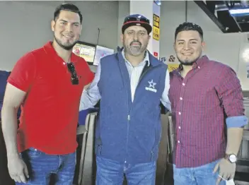  ?? FOTO CÉSAR NEYOY-BES ?? RIGOBERTO TERRAZAS, Mario Espinoza, y Jesús Pulido, de San Luis All Stars. Terrazas y Pulido son dos de los jugadores profesiona­les locales que saldrán al campo de juego para enfrentar a Asian Breeze en el partido de exhibición en el Joe Orduño.