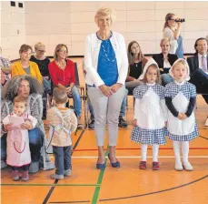  ?? FOTO: SIMON SCHNEIDER ?? Unter den Kindern fühlt sie sich wohl: Die stellvertr­etende Leiterin des Gemeindeki­ndergarten­s Weilheim Jutta Ackermann wird nach 40 Jahren von den Kindern im Rahmen eines Festaktes in den Vorruhesta­nd verabschie­det.