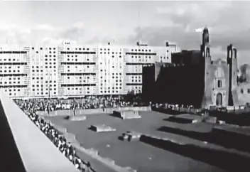  ??  ?? En la proyección de su filme, Leobardo López Arretche, director de El grito, recibió la medalla Filmoteca UNAM.